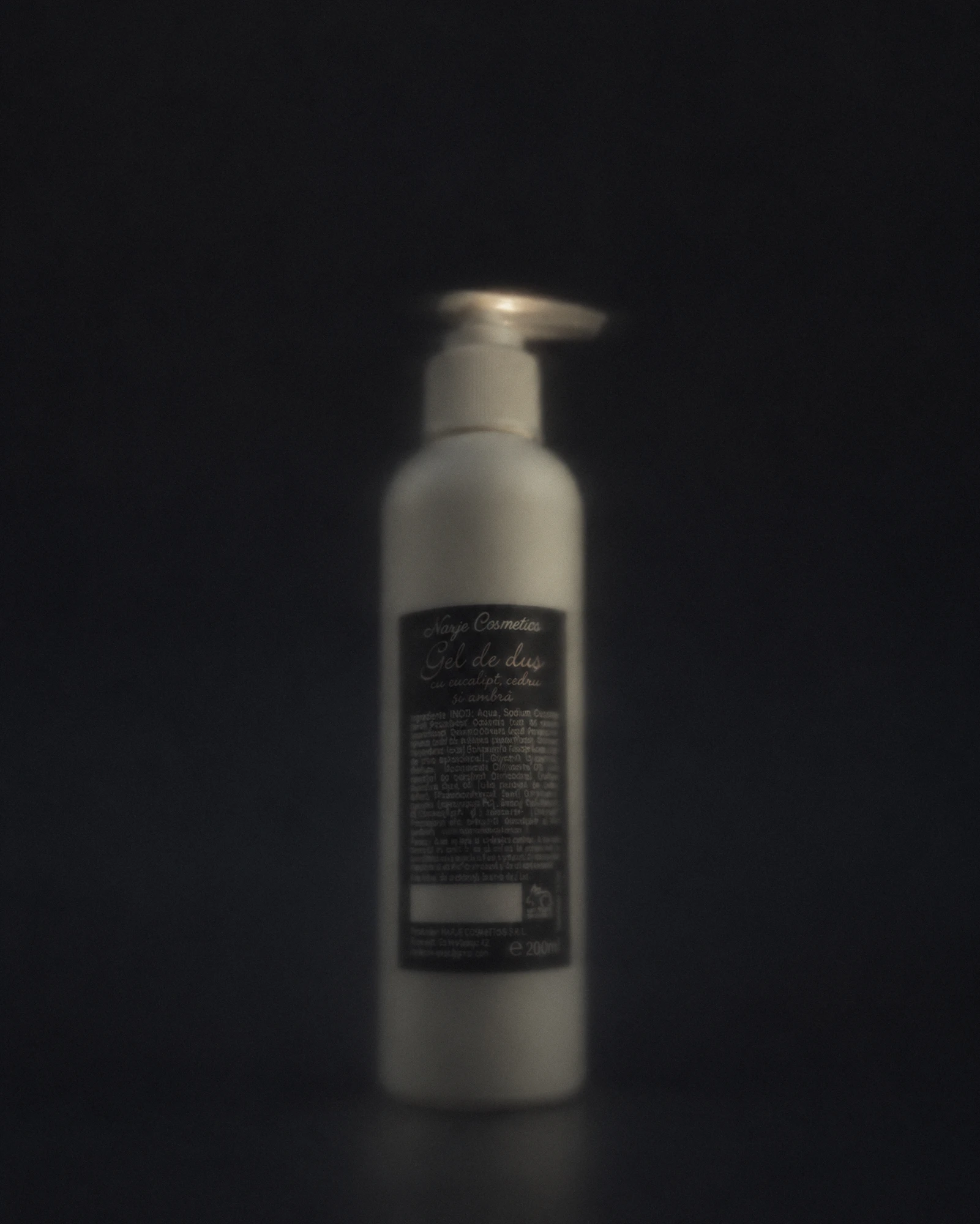 Gel de duș natural cu eucalipt, cedru și ambră, 200 ml, în penumbră