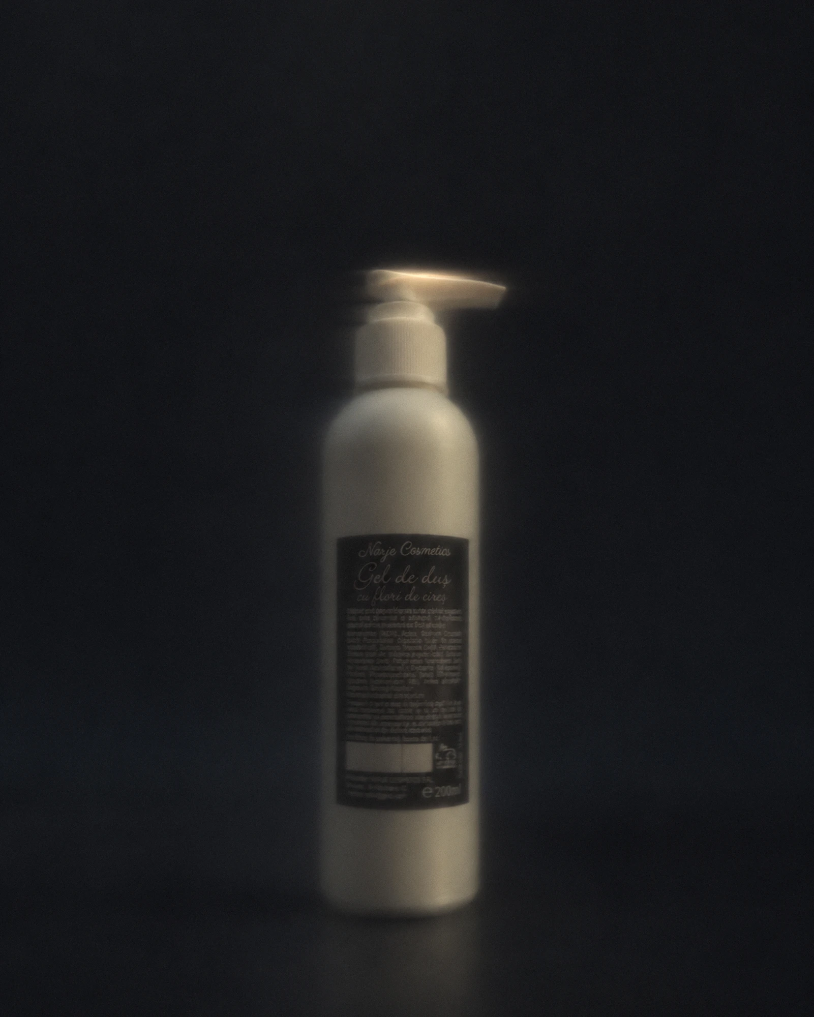 Gel de duș natural cu flori de cireș, 200 ml, în penumbră