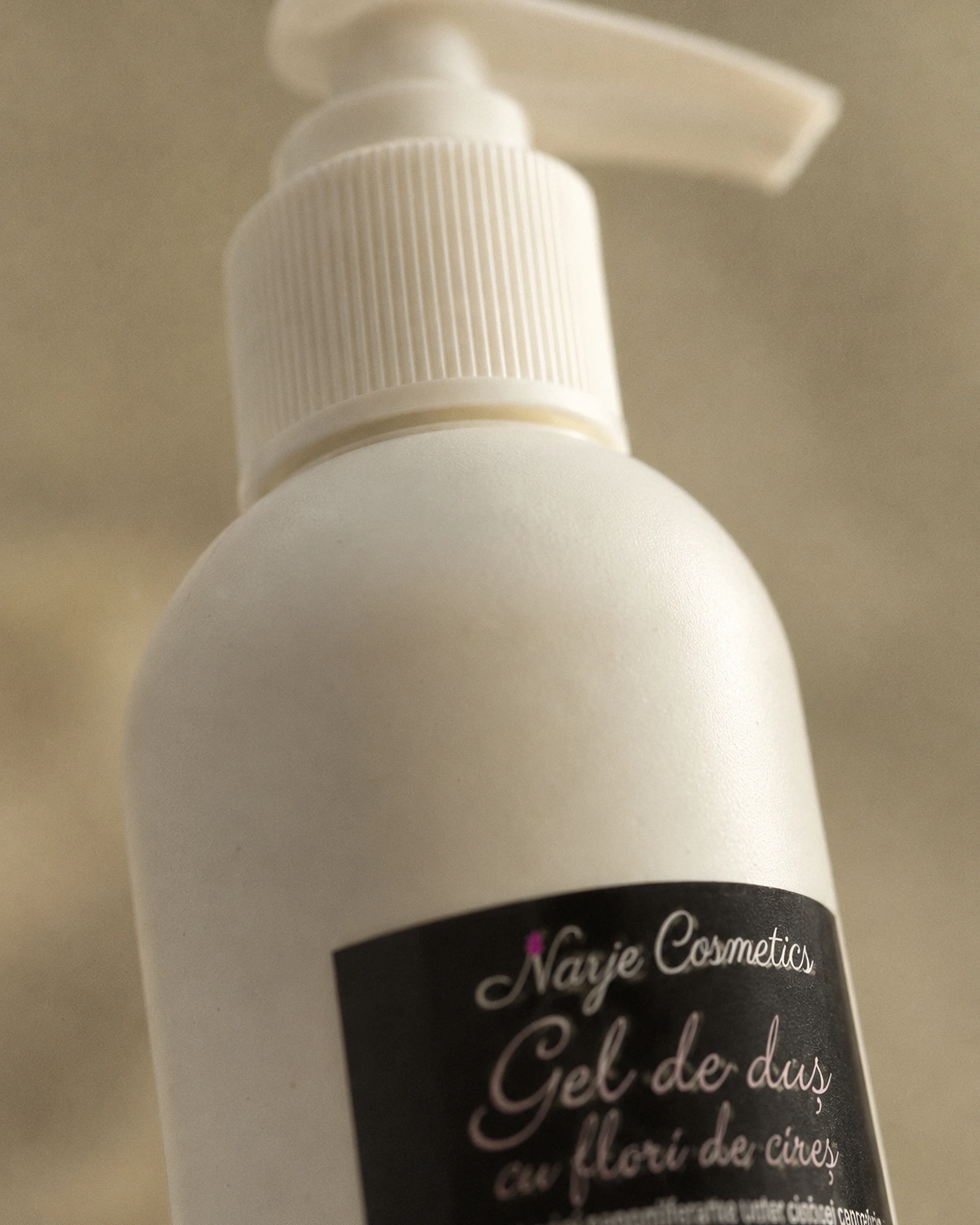 Gel de duș natural cu flori de cireș, 200 ml, detaliu