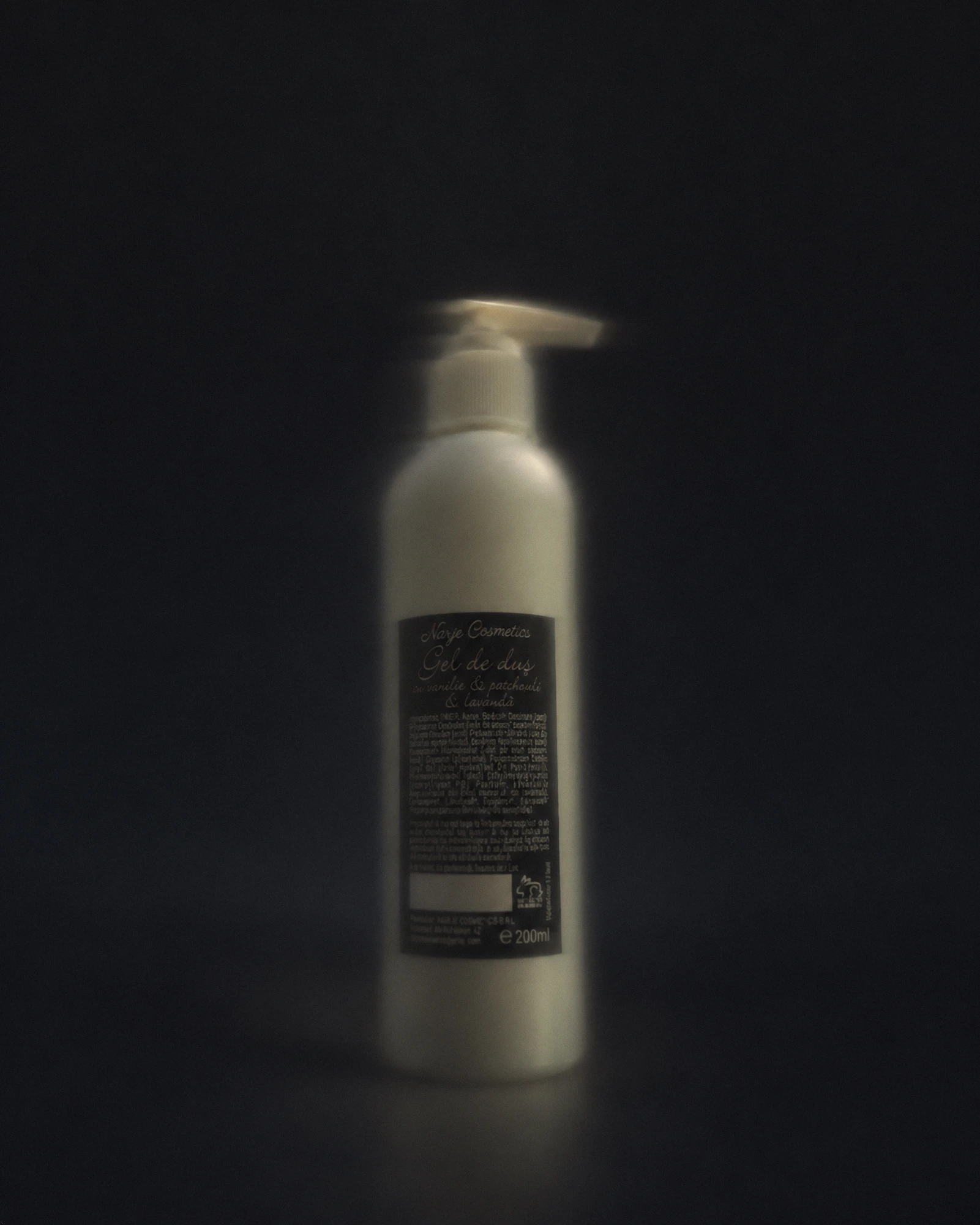 Gel de duș natural cu vanilie, patchouli și lavandă, 200 ml, în penumbră