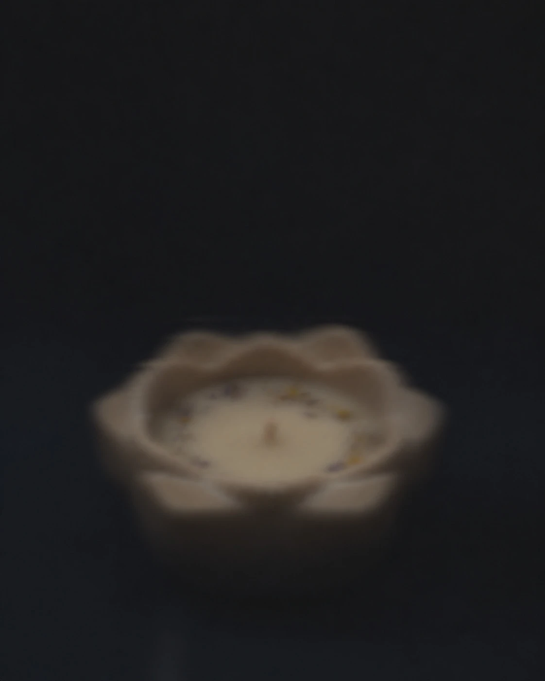 Lumânare parfumată din ceară de soia cu parfum de liliac, 85 g, în penumbră