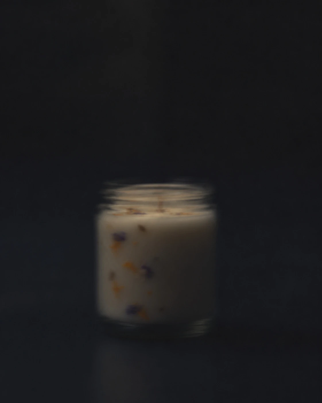 Lumânare parfumată din ceară de soia cu ulei esențial de litsea cubeba, 212 ml, în penumbră