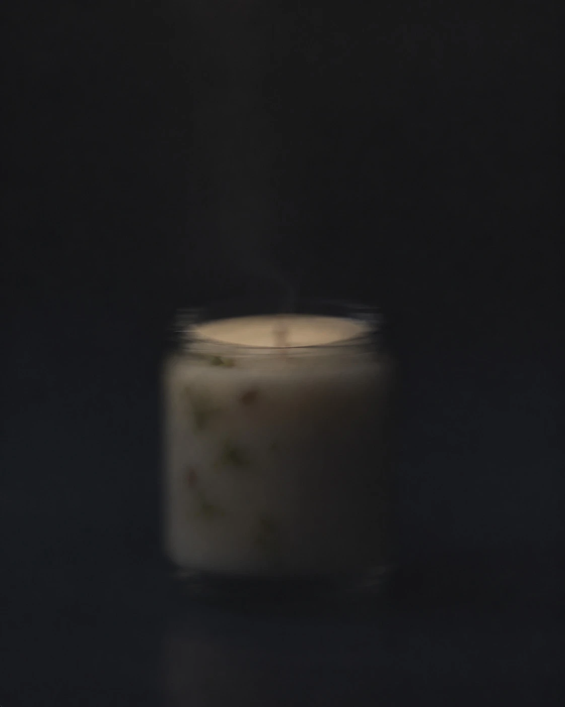 Lumânare parfumată din ceară de soia cu patchouli, vanilie și lavandă, 212 ml, în penumbră