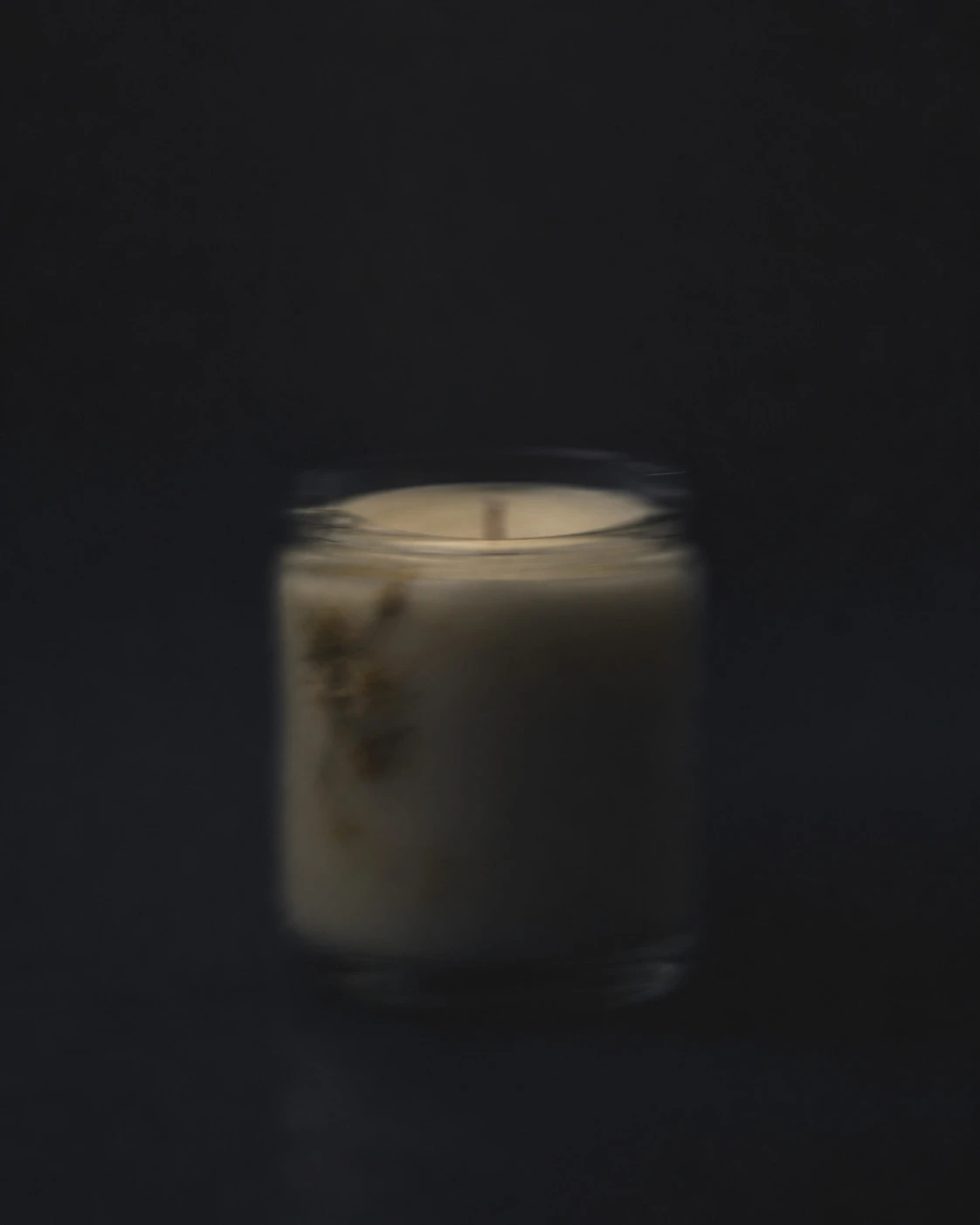 Lumânare parfumată din ceară de soia cu parfum de tei, 212 ml, în penumbră