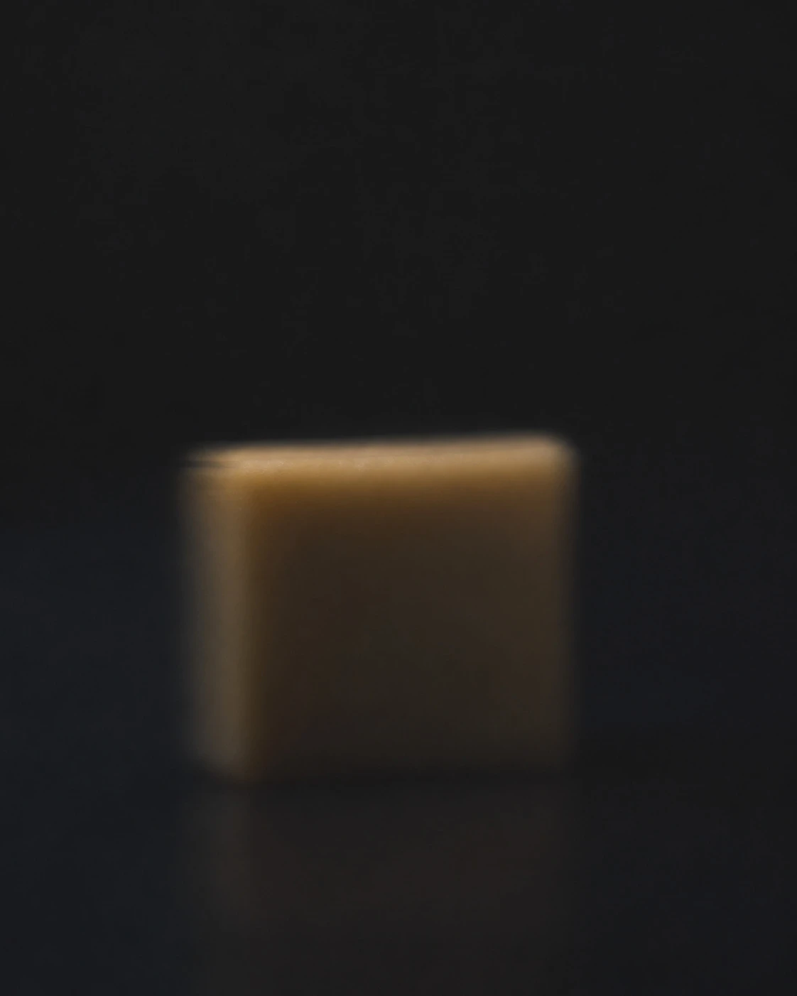 Săpun natural handmade cu lemongrass, 90–100 g, în penumbră