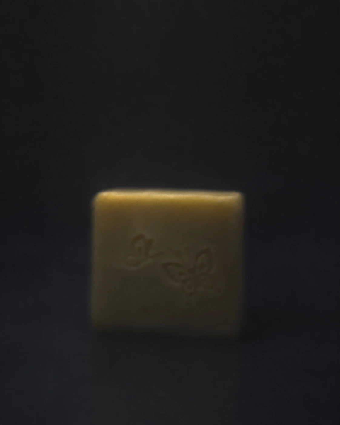Săpun natural handmade cu tei, 90–100 g, în penumbră