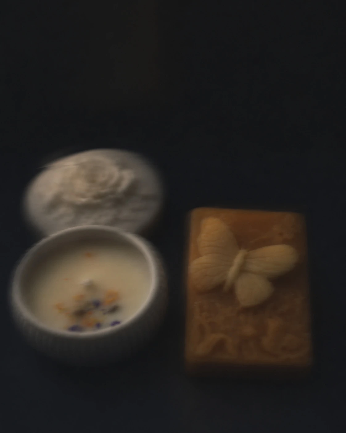Set cadou: lumânare din ceară de soia și săpun natural cu lemongrass, în penumbră